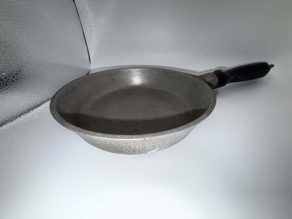 Vintage Club Aluminum Hammercraft Cookware 8-Inch Frying Pan with Wooden Handle